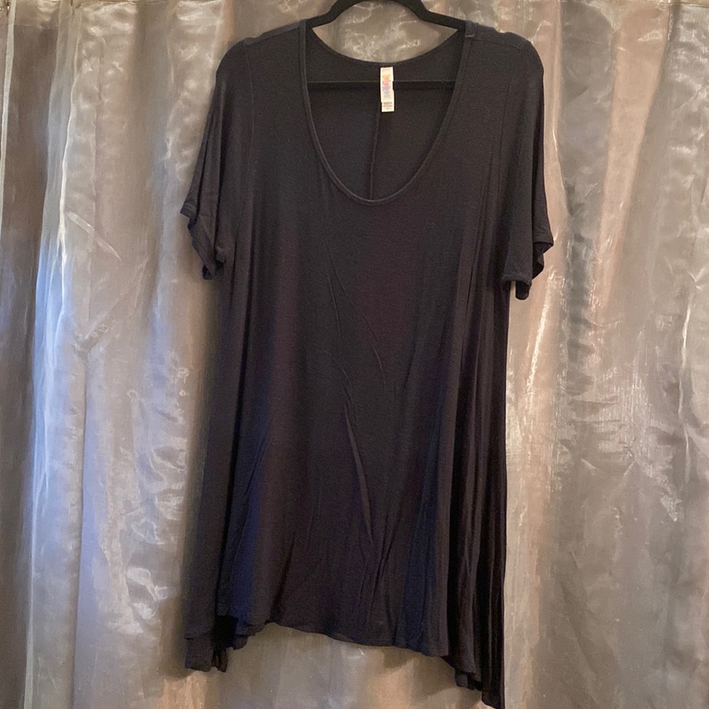 EUC Lularoe Perfect tee